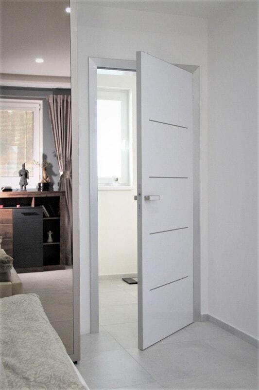 Bílé interiérové dveře kombinace bílá kov