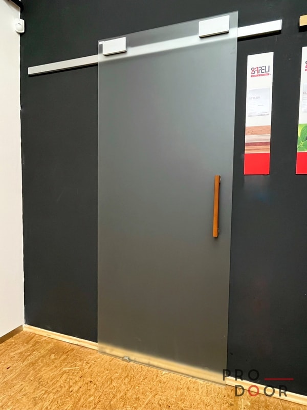 Soupaci sklenene dvere na stenu s minimalistickym pojezdem