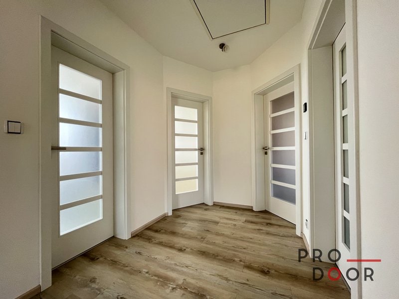 Bílé interiérové dveře a zárubně RD Chomutov ()