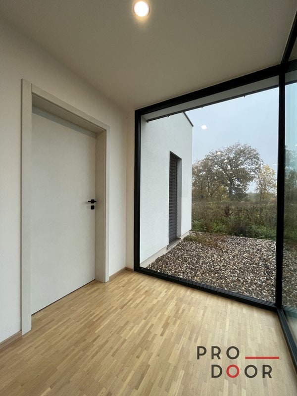 bezfalcové dveře cpl beton bílý s černou hliníkovou hranou ()